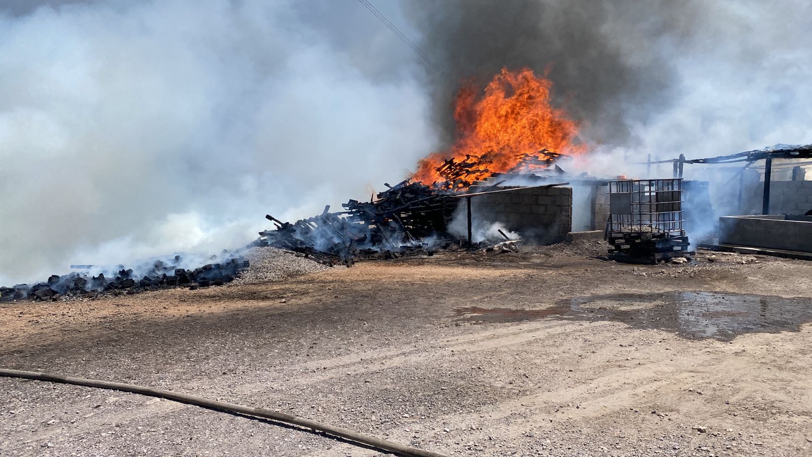 Bomberos extingue incendio de pastizal en el municipio de Sanctórum